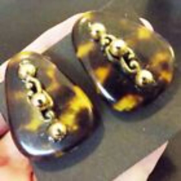 LAISE ADZER ONLY ONE HANDPAINTED CHEETAH LEOPARD LUCITE PIERCED EARRINGS 63 - Picture 2 of 2